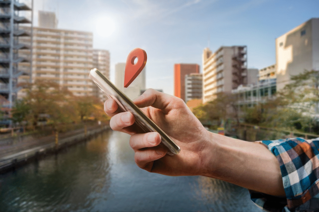 homem acessando celular para buscar negocios locais no google